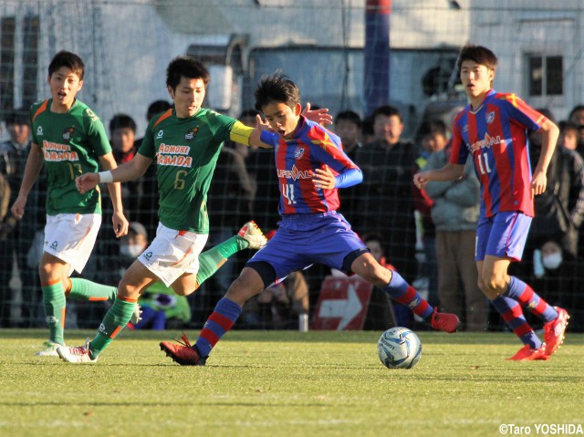 [プレミアリーグEAST]U-19代表アルゼンチン遠征から帰国直後の大一番、FC東京U-18MF久保は流れ変えられず(4枚)