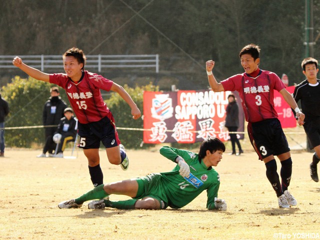 [プレミアリーグ参入戦]一矢報いる同点弾!明徳義塾SB吉田がこぼれ球を押し込む(4枚)