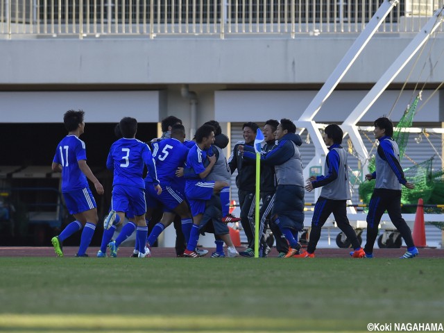 終了間際に左足一閃!日体大MF高井が同点直後の劇的決勝弾(4枚)