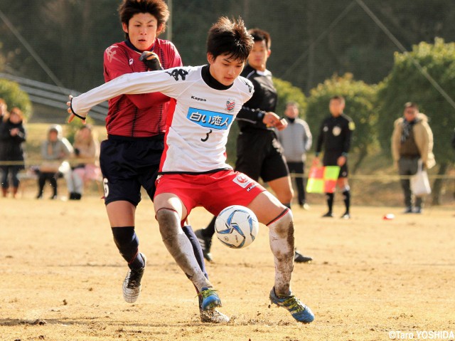 [プレミアリーグ参入戦]強烈ヘッドでとどめの追加点!トップ昇格内定の札幌U-18・CB濱が攻守で活躍(4枚)