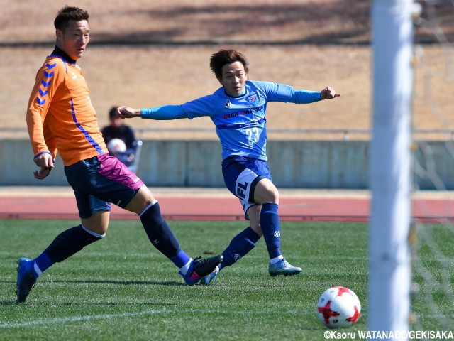 優勝決める同点弾!横浜FC・MFナ・ソンスが左足を振り切る(4枚)