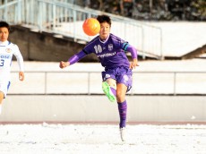 [新人戦]雪のピッチで抜群の存在感、新鋭・龍谷の10番MF横山順主将(4枚)