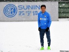 新婚・長友も大はしゃぎ! インテルの選手たちが練習場で雪合戦(8枚)