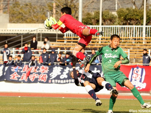 [新人戦]自身も納得の身体張ったセーブ!熊本国府GK杉本主将が2試合連続無失点もたらす(4枚)