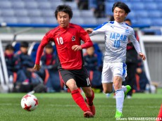 U-18Jリーグ選抜の10番・MF藤本寛也が左足でチャンスメーク(4枚)