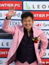 ついに50歳Jリーガー誕生!!主役のカズは試合後“お色直し”(24枚)