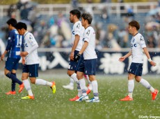 空から“第三の敵”襲来…カズ先発の横浜FCは敵地で福岡とスコアレス(20枚)