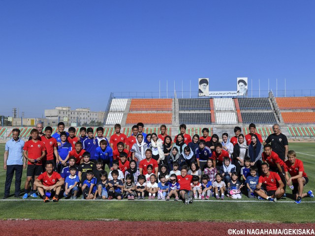 テヘランの子供たちと記念撮影、練習後にはファンサービスも(12枚)