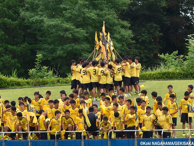 真夏の祭典を盛り上げた東海大熊本星翔の大声援(4枚)