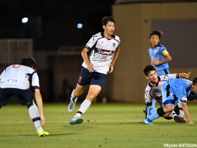 FC東京U-18、188センチFW原大智が5戦連発!“クリロナ”パフォも飛び出した(6枚)