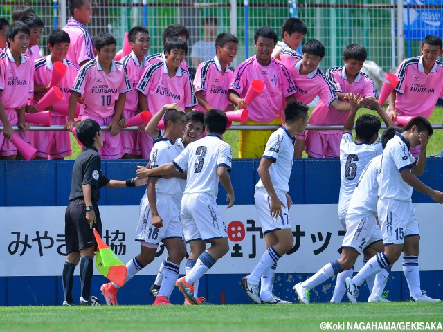 19年ぶりに8強の扉開く! 後半2発の日大藤沢が帝京三に完封勝利(20枚)