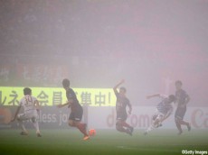 前半途中にカラーボール投入…鹿島vs仙台が視界不良のハプニングで一時中断