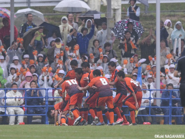 [国体少年男子] 磨いてきた「大きな相手に勝つためのサッカー」。開催地・愛媛県が雨中の逆転勝ちで8強入り!