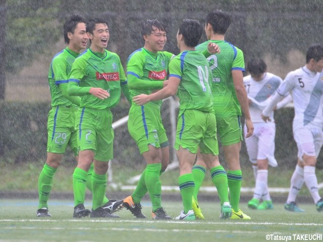 雨中の一戦は湘南ユースに軍配!主将DF八方の殊勲弾で東京Vユースを下す