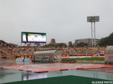 名古屋対群馬、台風22号による暴風雨の影響で前半途中に中断