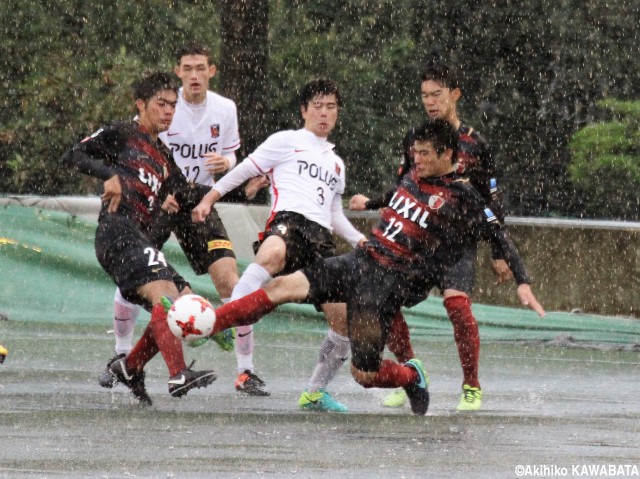 豪雨の中での肉弾戦、鹿島ユースが浦和ユースを撃破!(14枚)