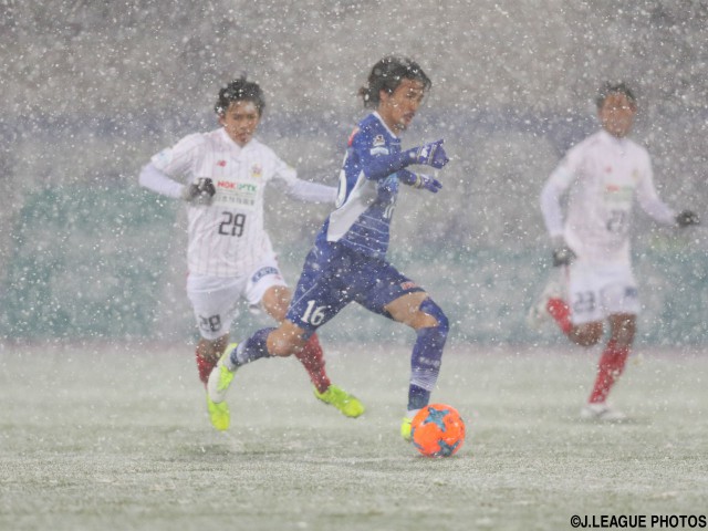 雪崩のごとき超攻撃…山形が“雪上サッカー”で今季最多4発! 岐阜の大木監督は目に涙も(12枚)