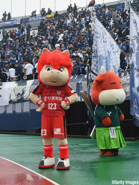 福岡は熊本サポの後押しも受けて雨中の熱戦制す(8枚)