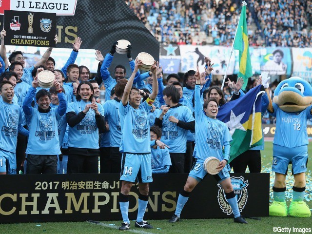 「フロンターレ最高かよ」優勝から一夜明け、川崎F一筋の中村憲剛が“本物のシャーレ”掲げる