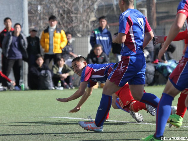 [新人戦]憧れの先輩FW加藤と同じ9番背負った山梨学院FW川野が決勝で2発!:山梨(7枚)