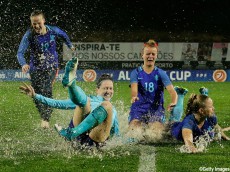 これは楽しそう…豪雨で両国優勝のオランダ女子代表が“ずぶ濡れダイブ”(12枚)