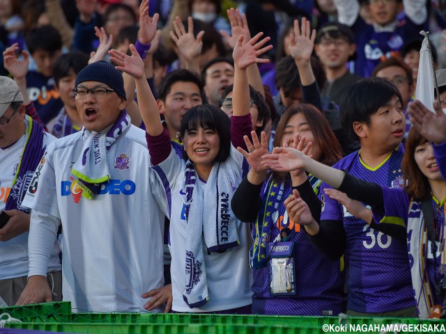 両スタンドも白熱! 天王山に集結した川崎F&広島サポーター(12枚)