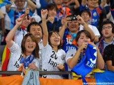フライデーナイトを味スタで満喫!長崎&FC東京サポーターが選手たちを鼓舞する(16枚)