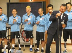 アンプティサッカー日本代表の壮行会を開催。パイオニアのエンヒッキが気合の金髪を初披露