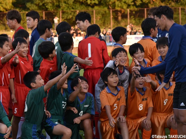 槙野智章は最前列で記念撮影。その後、歓喜に沸く子どもたちがとった行動は…(6枚)