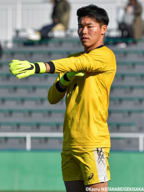 先発では唯一の4年生、U-21日本代表GK小島亨介が最後方で早大を見守る(4枚)