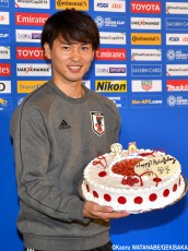 24歳の誕生日迎えた南野拓実に一日早いサプライズ(4枚)