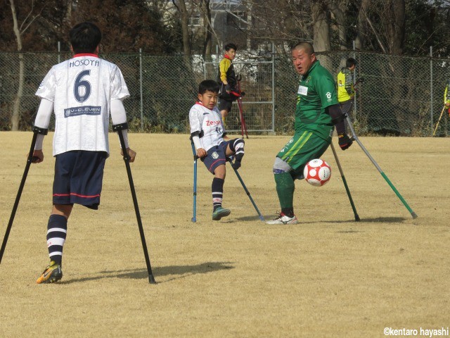「アンプティサッカーを知るまで、鉄道しか追わなかった」。東日本リーグの開幕ピッチに立った10歳の少年の夢