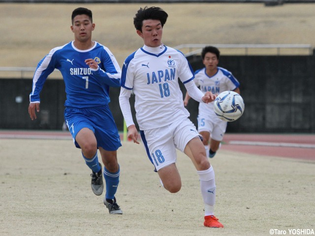 [ヤングサッカーフェスティバル]日本高校選抜の1トップ務めた佐々木、染野(4枚)