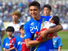 町田MFロメロ・フランクがJ2通算200試合出場セレモニー、家族とパシャリ(4枚)
