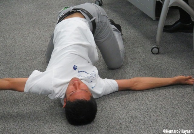 これがスーパーゴールの秘訣!ブラインドサッカー日本代表の川村が「衝撃の肉体」を披露!