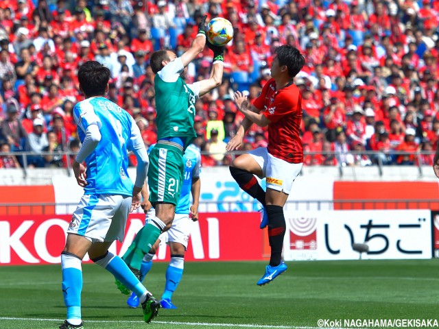 浦和の攻撃をシャットアウト!巻き返しを誓う磐田GKカミンスキー(4枚)