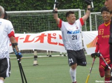 [アンプティ・レオピン杯]合同チーム①がFKからの速攻で松崎の決勝ゴールを奪い、合同チーム②を振り切る