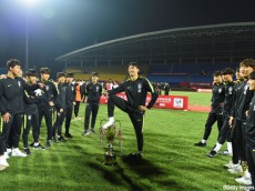 U-18韓国の“トロフィー踏みつけ排尿ポーズ”問題…中国紙「まるで征服者のよう」、その怒りは自国選手にも