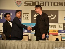 壇上で“裏方”竹原社長と握手&ハグ…鳥栖トーレスが感謝「日本に来た理由」