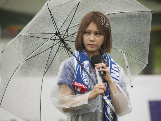 雨の中、ブラサカの応援にかけつけた元乃木坂46・川後陽菜(10枚)