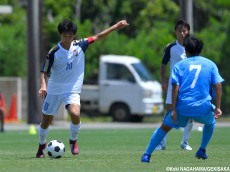 キャプテンとしてチームを束ねた富山一MF高木俊希(4枚)