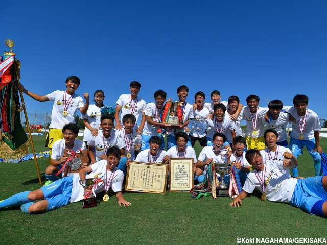 表彰式で喜びを爆発させる桐光学園の選手たち(20枚)