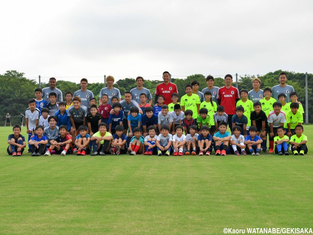 子どもたちと記念撮影&即席サイン会! 日本代表の到来に鹿嶋が沸いた(13枚)