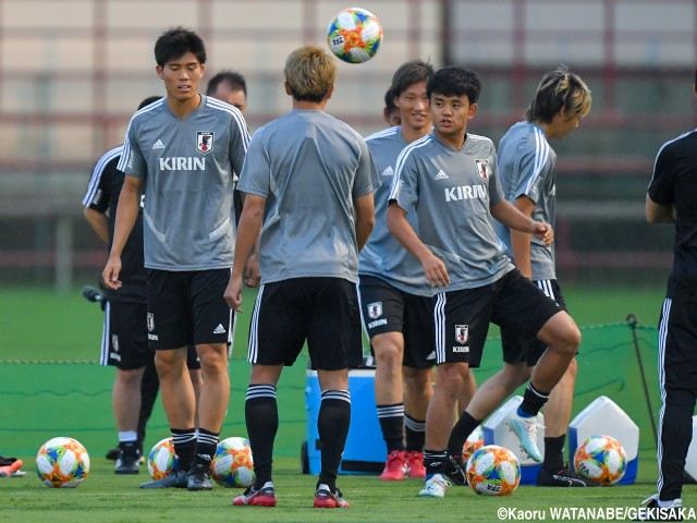 久保建英が代表合流!!練習中に並んで談笑していた2選手は…(4枚)