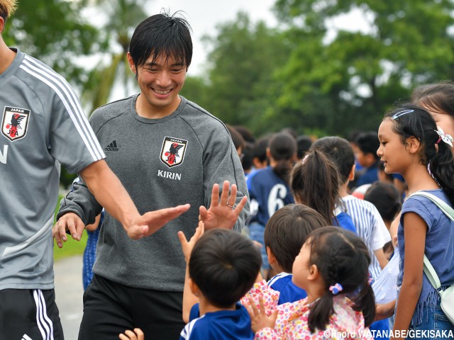 ヤンゴンで54年ぶり代表戦、森保Jが日本人学校の子どもたちと記念撮影&ハイタッチ会(20枚)