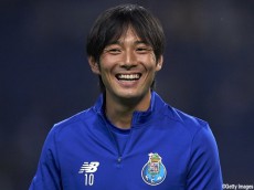 ポルト中島、試合後に指揮官と笑顔でハグ