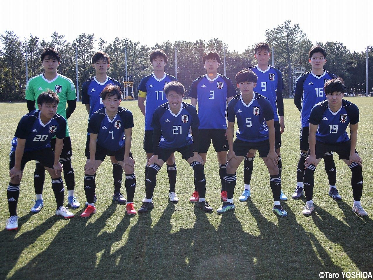 U-19日本代表候補が関東大学選抜と練習試合。主将のMF吉田、大学生MF木戸、高校2年生3選手ら1本目メンバー(25枚)
