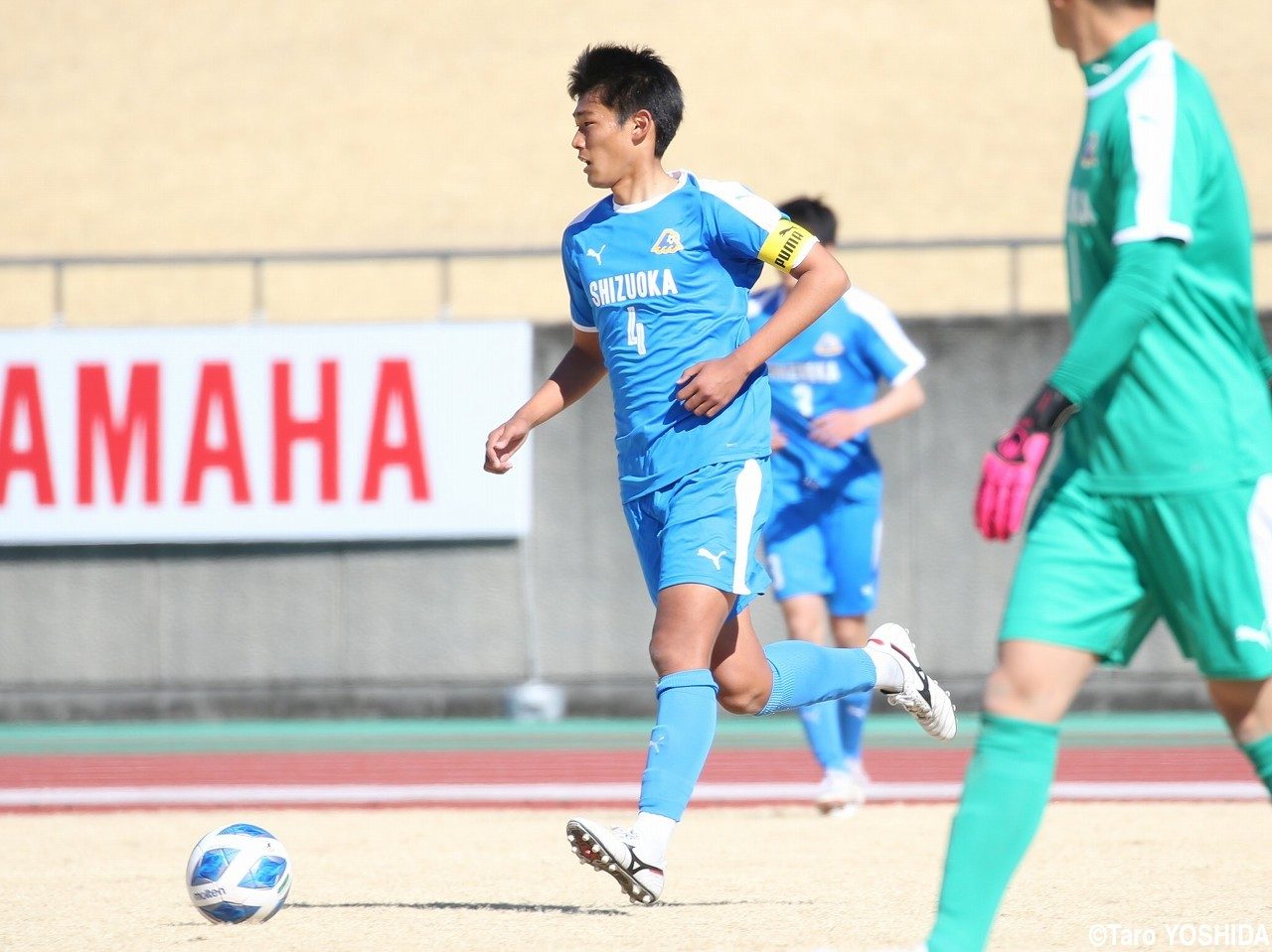 静岡県ユース選抜のキャプテン、CB行徳が日本高校選抜相手に存在感ある動き(4枚)