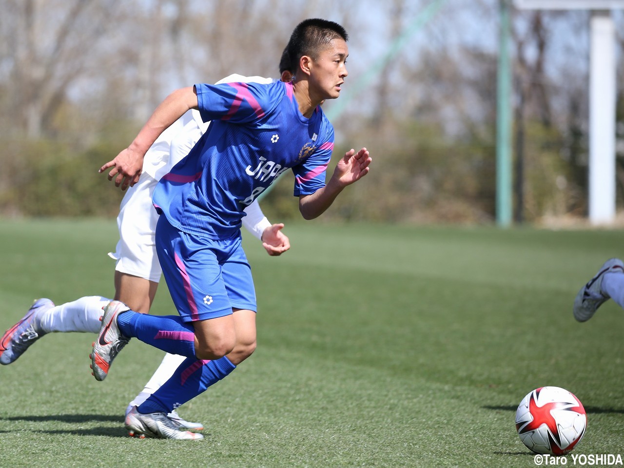 [J-VILLAGE CUP U18]技巧派レフティー、MF田原がドリブルでU-17高校選抜を牽引(4枚)