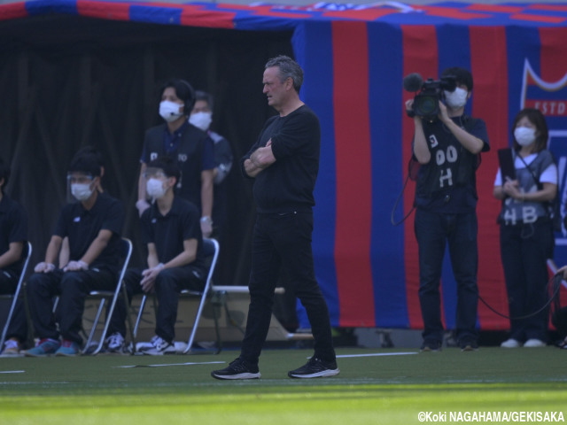 FC東京アルベル監督が“転倒シーン”に「レフェリングには納得いかなかったよ…。このプレイは明らかにPKだったじゃん!!!!」